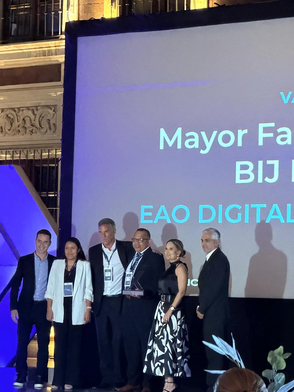 Equipo de EAO Digital Solutions con el trofeo del reconocimiento de Epson
